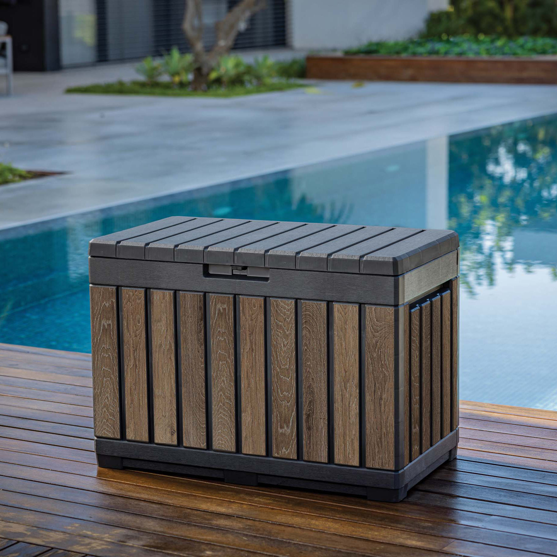 Skrzynia ogrodowa 190L imitacja drewna na drewnianym tarasie
