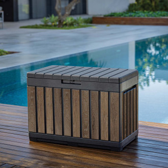 Skrzynia ogrodowa 190L imitacja drewna na drewnianym tarasie