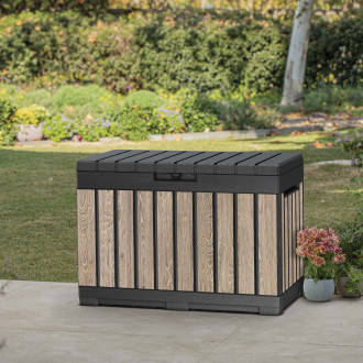 Skrzynia ogrodowa imitacja drewna ashwood w ogrodzie przy kwiatach