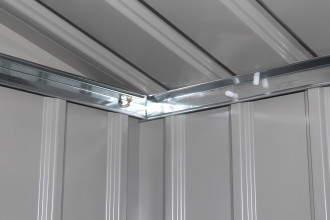 Metalowe stelaże wzmacniające konstrukcję wewnątrz domku narzędziowego HUDSON