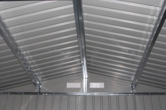 Metalowa konstrukcja dachu wewnątrz domku na narzędzia HUDSON 277x255