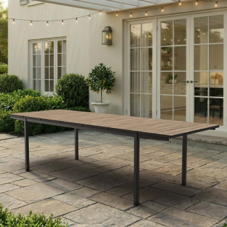 Stół Ogrodowy Rozkładany Na Tarasie Przy Drzwiach Tarasowych W Stylowej Aranżacji