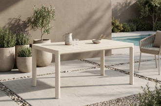 St&oacute;ł ogrodowy SCANDI DINING Soft Beige Keter z dzbankiem i kieliszkami na tarasowej aranżacji
