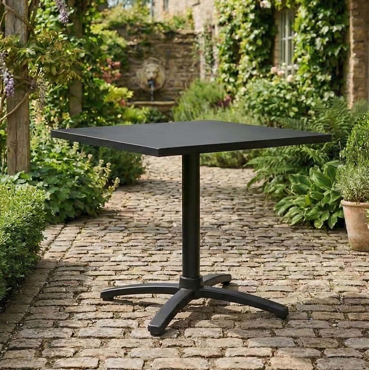 stolik aluminiowy ALVIA GRANO 80 cm przy ścianie boczne ujęcie Bjørkka