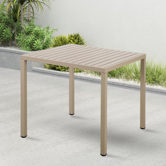 Stolik do ogrodu BRIS Beige Bjørkka w aranżacji tarasowej