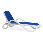biały leżak regulowany z niebieskim siedziskiem i białymi podłokietnikami