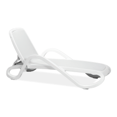 biały leżak z regulowanym oparciem