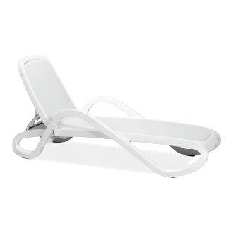 biały leżak z regulowanym oparciem