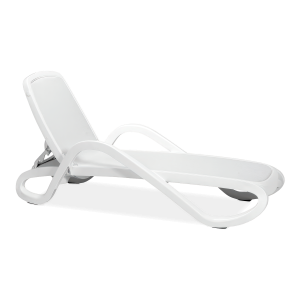 biały leżak z regulowanym oparciem