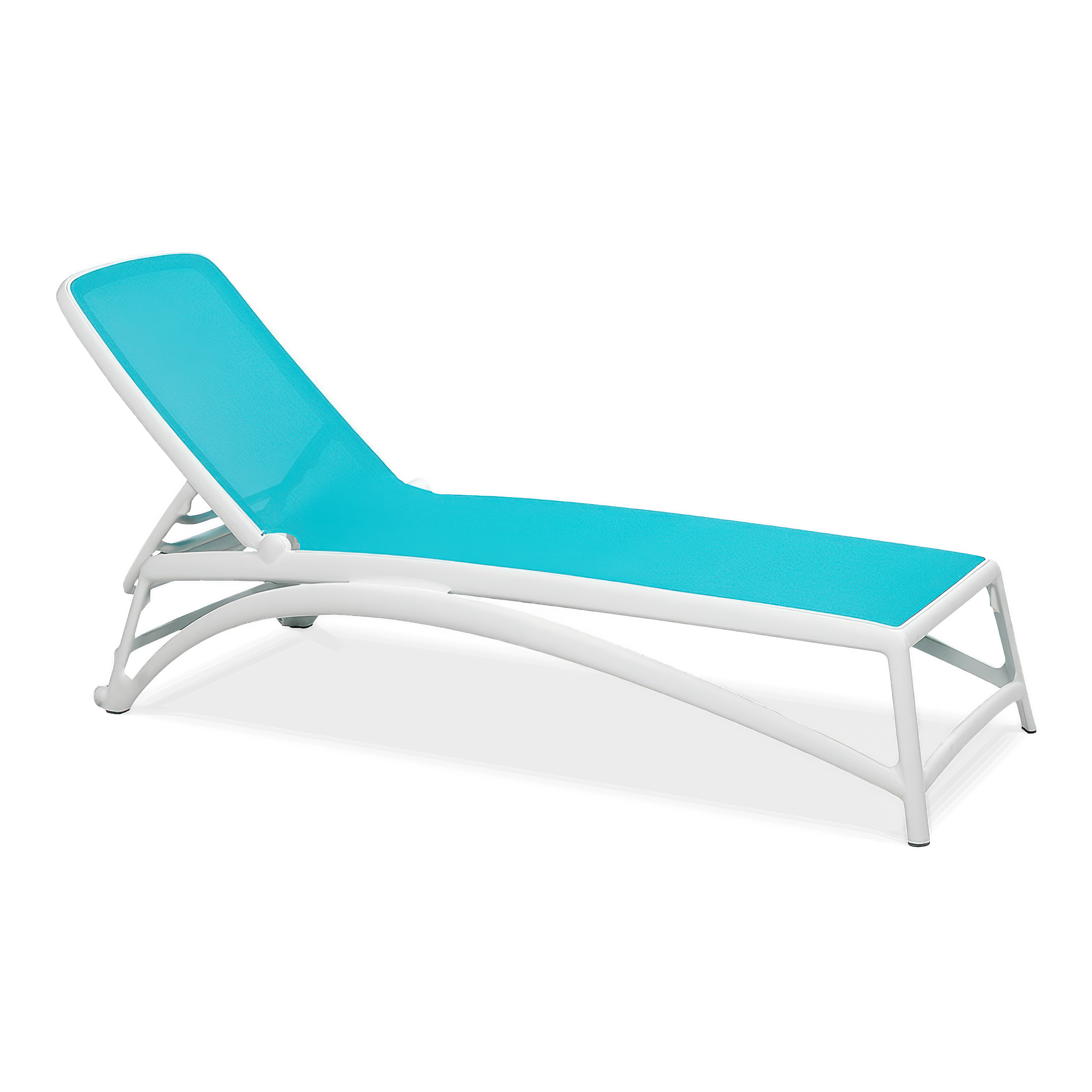 biały leżak z niebieskim siedziskiem i regulowanym oparciem 