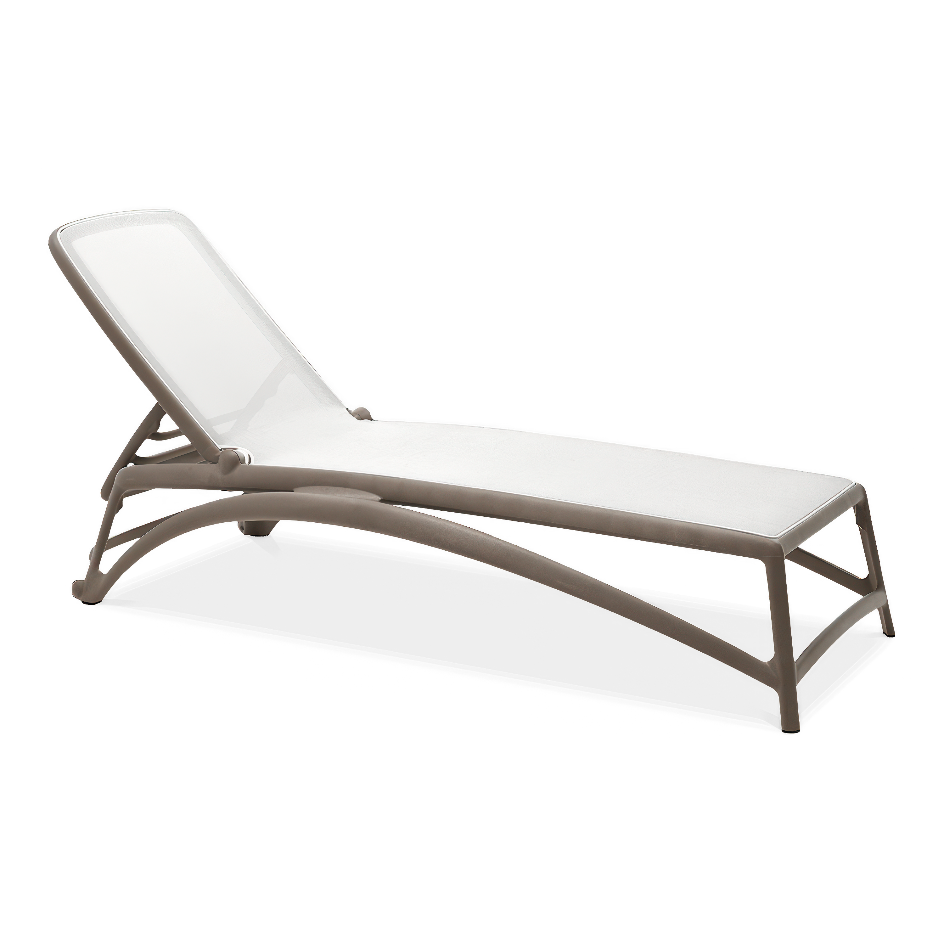 leżak o brązowym stelażu i białym siedziskiem 