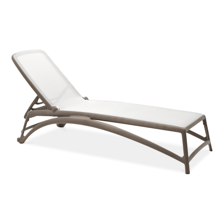 leżak o brązowym stelażu i białym siedziskiem