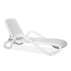 biały leżak z regulowanym oparciem i podłokietnikami