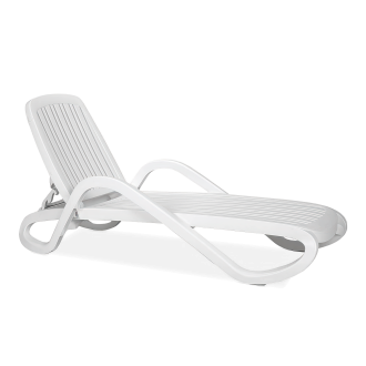 biały leżak z regulowanym oparciem i podłokietnikami