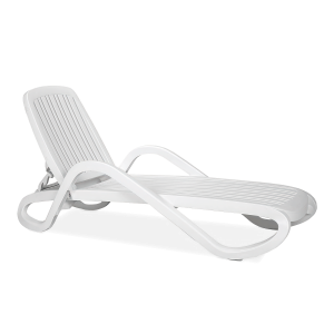 biały leżak z regulowanym oparciem i podłokietnikami
