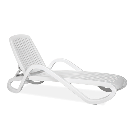 biały leżak z regulowanym oparciem i podłokietnikami