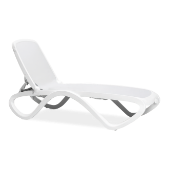 biały leżak ogrodowy z regulowanym oparciem