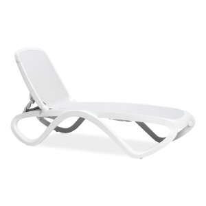 biały leżak ogrodowy z regulowanym oparciem