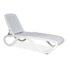 biały leżak ogrodowy z regulowanym oparciem