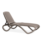 brązowy leżak z regulowanym oparciem