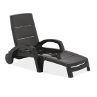 Leżak ogrodowy ocean w kolorze antracytowym na ogrodzie w słoneczny dzień