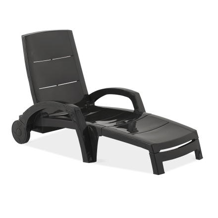 Leżak ogrodowy ocean w kolorze antracytowym na ogrodzie w słoneczny dzień