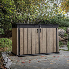 Szafa gospodarcza Keter Deco Horizontal 2020L Ashwood w kolorze drewna z czarnymi detalami na kamiennym patio w ogrodzie