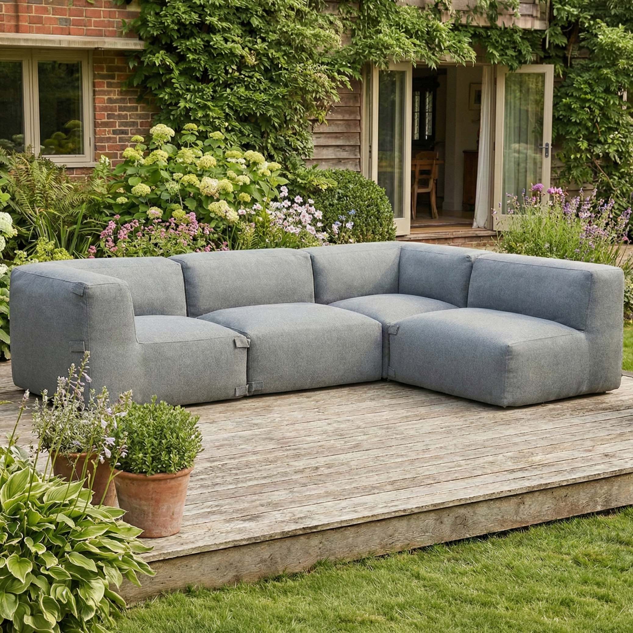 Narożnik ogrodowy modułowy comfort grey na drewnianym tarasie
