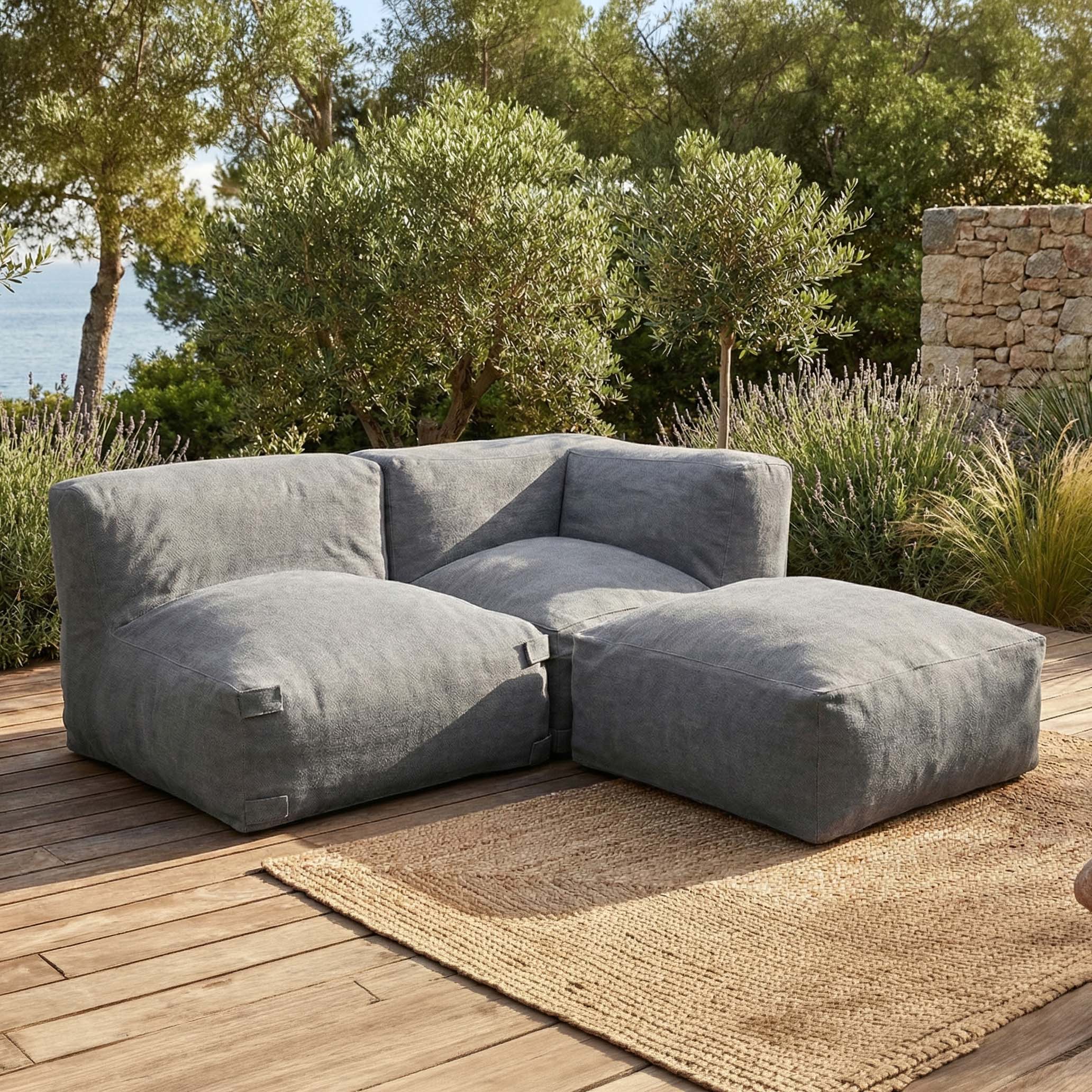 Modułowy narożnik ogrodowy grey w aranżacji tarasu z roślinnością