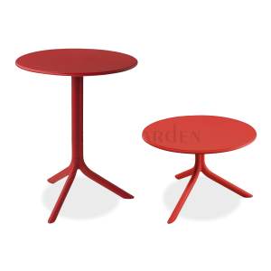 czerwone dwa stoliki w różnych rozmiarach