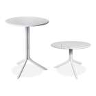 dwa białe stoliki o różnych wysokościach