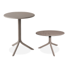 dwa stoliki brązowe ogrodowe o różnej wielkości