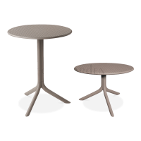 dwa stoliki brązowe ogrodowe o różnej wielkości