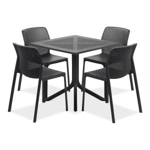 zestaw czarnych krzeseł i kwadratowego stołu