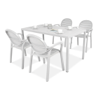 biały zestaw tarasowy z krzesłami i stołem