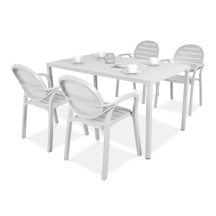 biały zestaw tarasowy z krzesłami i stołem