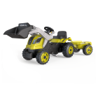 Dziewczynka jeżdżąca na traktorze farmer max z przyczepką - smoby