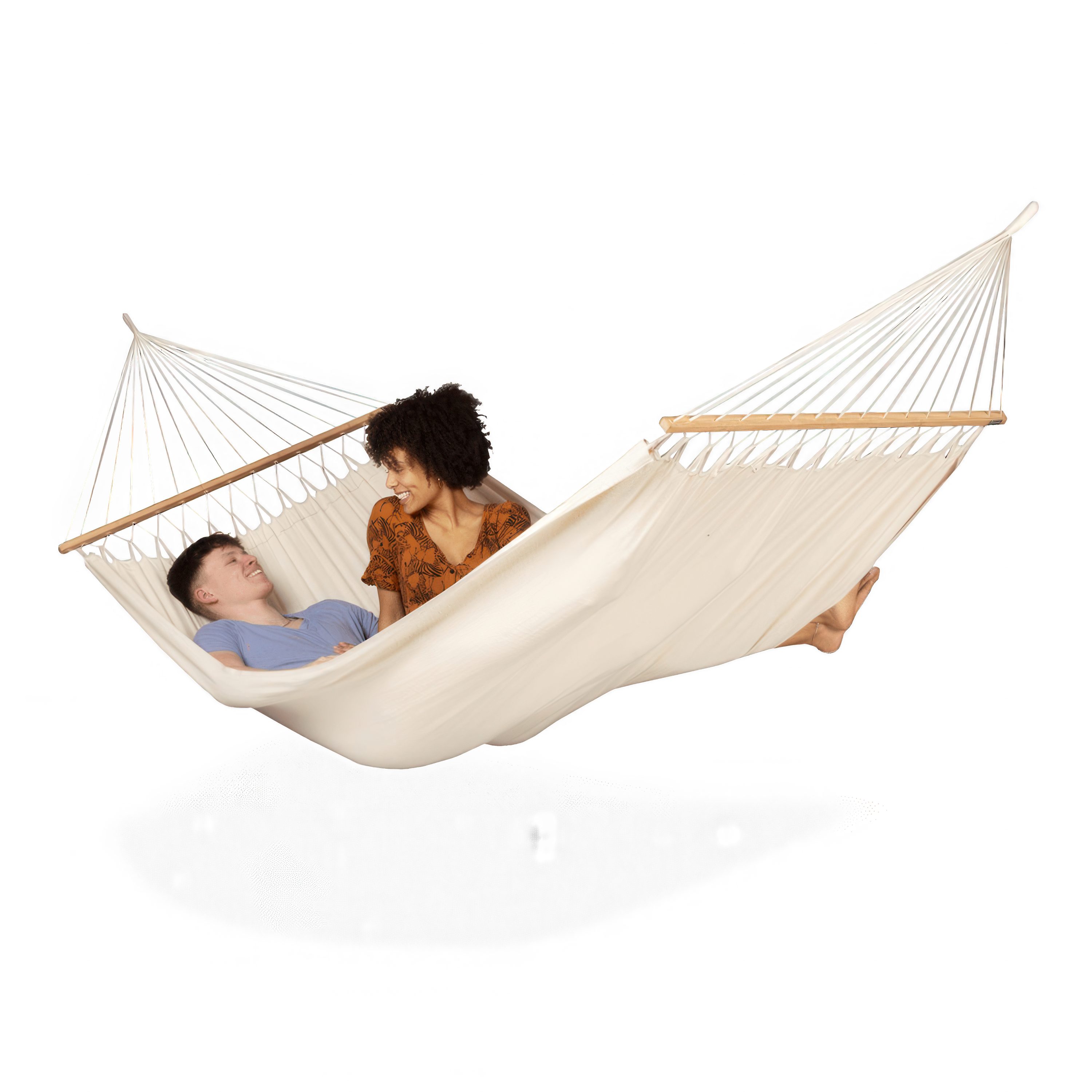 dwie osoby leżące w bawełnianym hamaku w kolorze latte