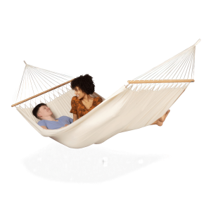 dwie osoby leżące w bawełnianym hamaku w kolorze latte