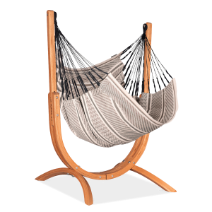 Szary fotel hamakowy do ogrodu z drewnianym stojakiem