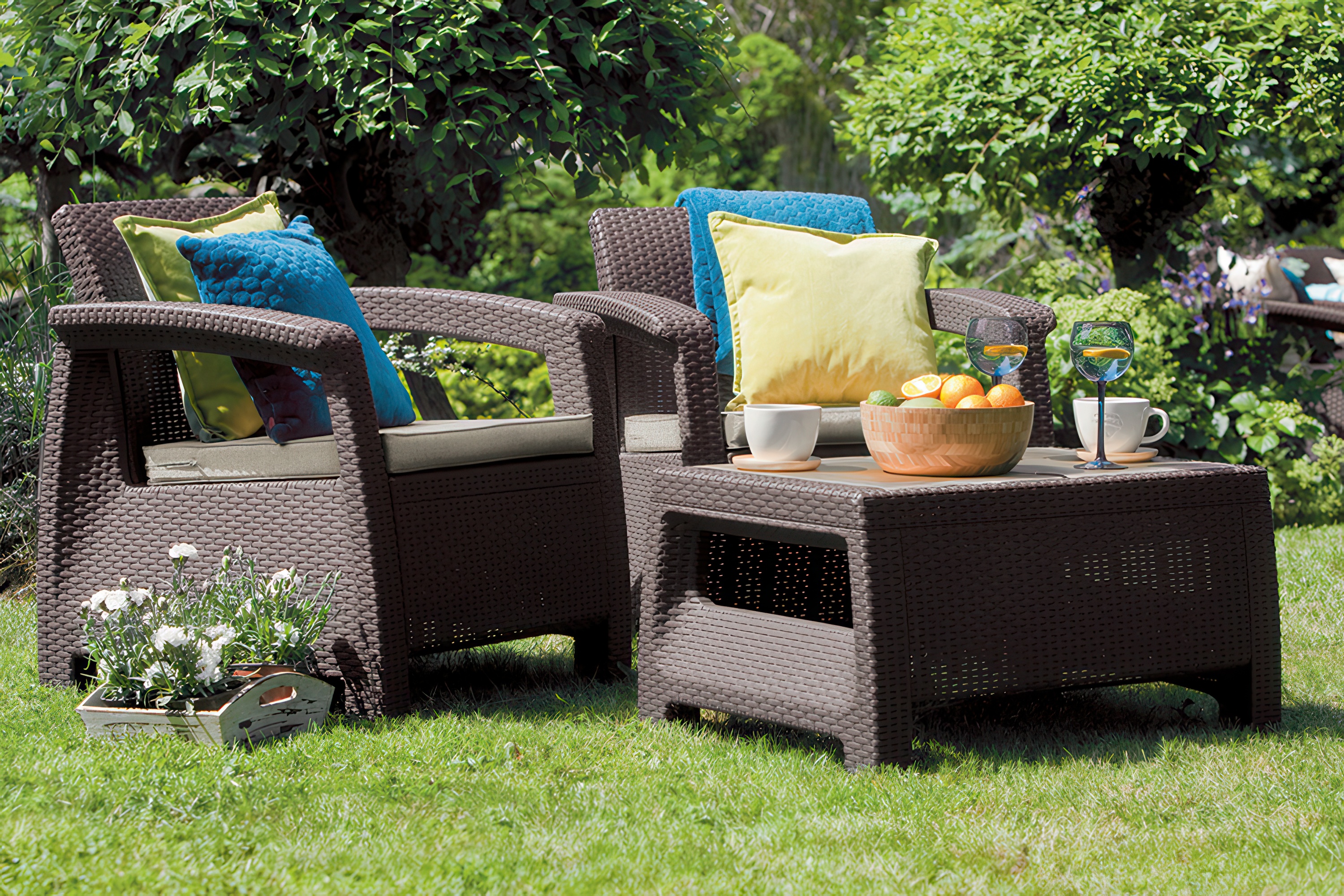 Widok na meble w ogrodzie zestawu CORFU WEEKEND Brown