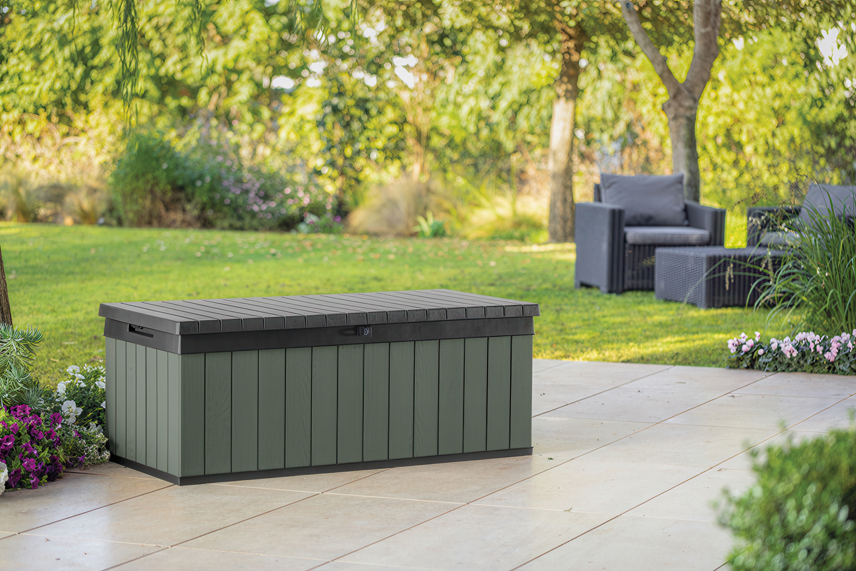 Wizualizacja zielonej skrzyni narzędziowej w ogrodzie na tarasie