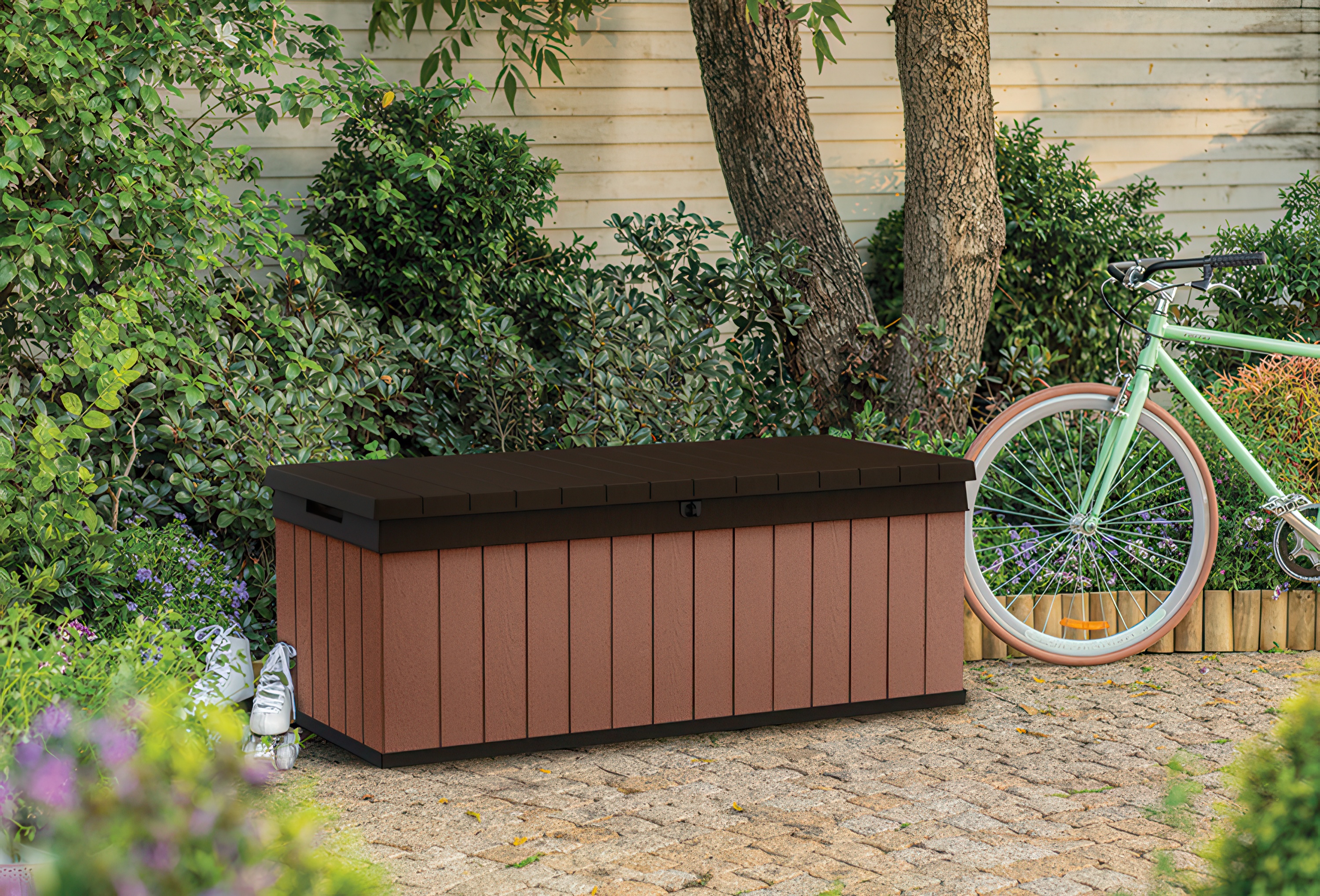 Wizualizacja brązowej skrzyni narzędziowej w ogrodzie przy rowerze