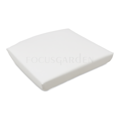 biała poduszka kwadratowa do mebli ogrodowych