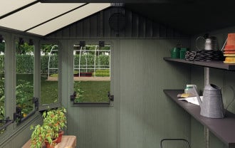 Wnętrze domku z szklarnią potting shed 6x8