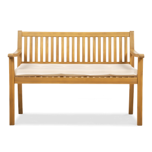 drewniana ławka ogrodowa z jasną poduszką