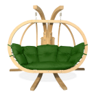 drewniany fotel wiszący z zielonymi poduchami