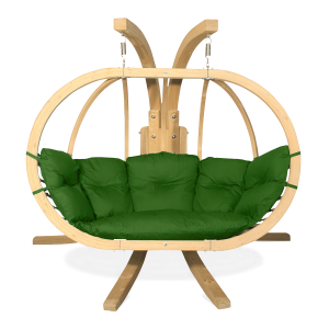 drewniany fotel wiszący z zielonymi poduchami
