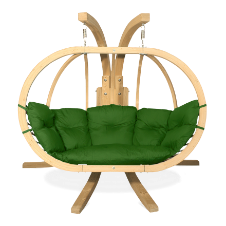 drewniany fotel wiszący z zielonymi poduchami