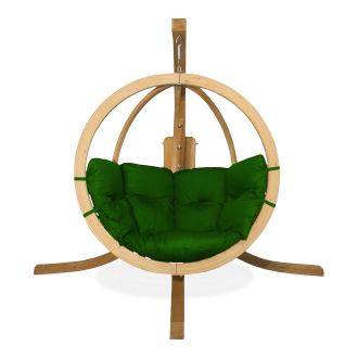 Drewniane krzesło wiszące z zieloną poduchą, wiszące na sprężynie. Krzesło ma okrągły, ażurowy stelaż z jasnego drewna, a wewnątrz znajdują się miękkie, pikowane poduszki w kolorze leśnej zieleni, które są przymocowane do ramy za pomocą zielonych sznurków